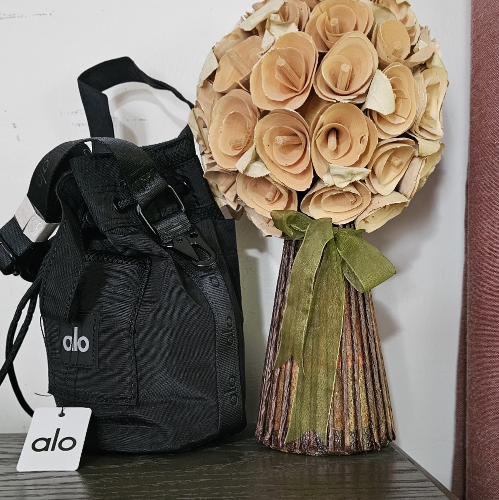 ALO Yoga Crossbody - Picture 2 of 15